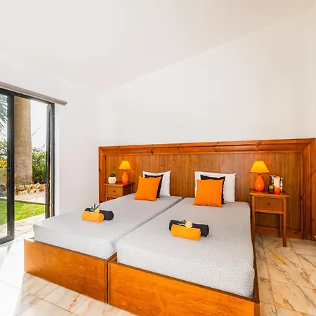 Villa For 8 People With Garden Vila