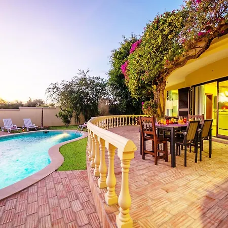 Villa For 8 People With Garden Vila *