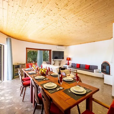 Villa For 8 People With Garden Vila