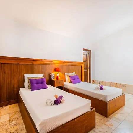 Villa For 8 People With Garden Vila