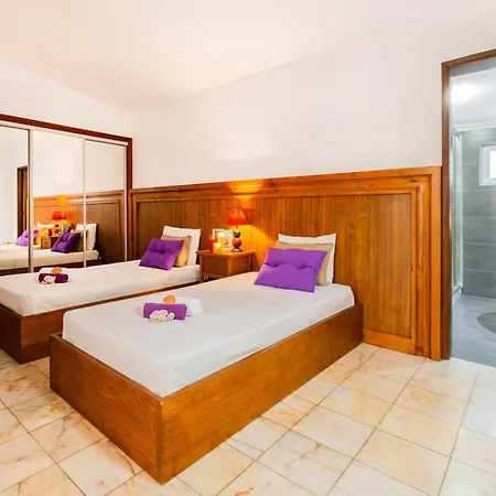 Villa For 8 People With Garden Vila